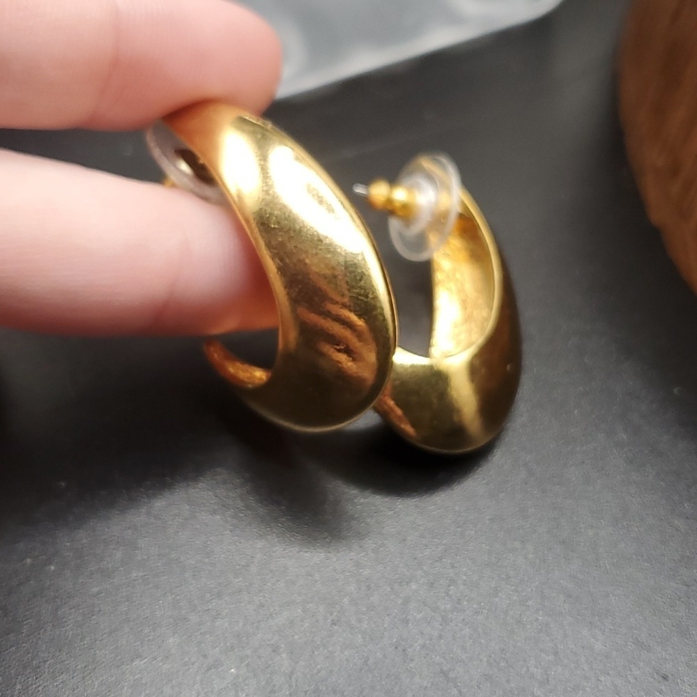 E671 hoop horn estate earrings